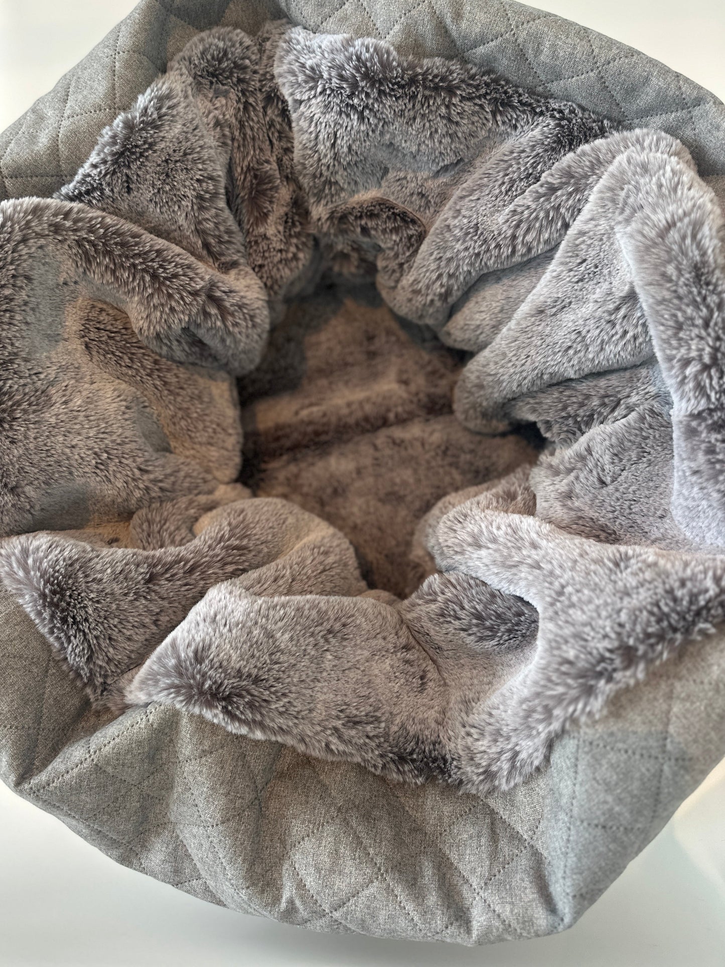Cama para perros - Cueva Hideaway Stitch