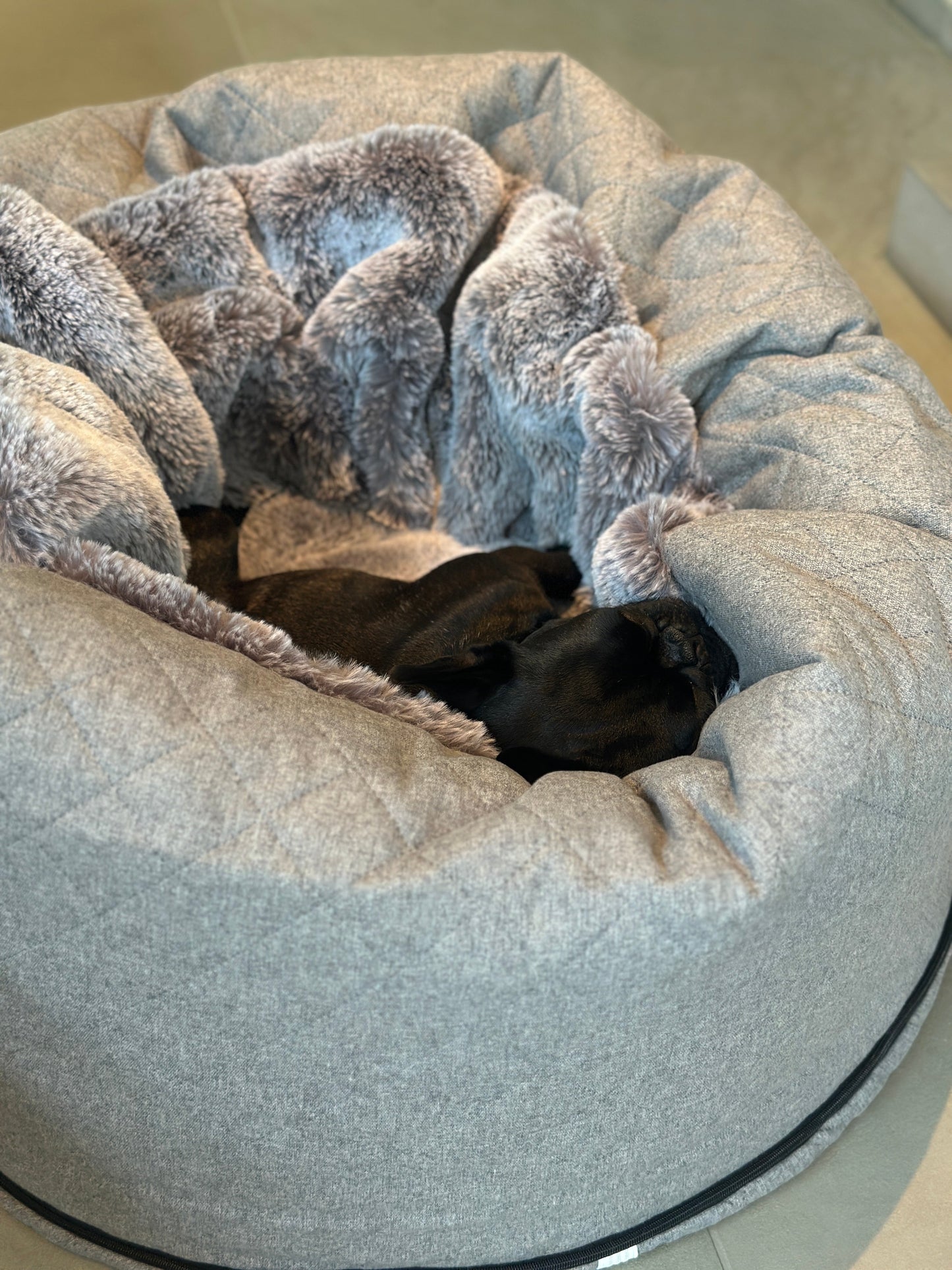 Cama para perros - Cueva Hideaway Stitch